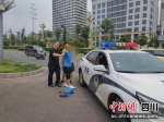 嫌疑人被抓获。刘云涛 摄 - Sc.Chinanews.Com.Cn