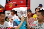孩子们学习、体验火场防毒面具正确使用和佩戴方法。四川消防供图 - Sc.Chinanews.Com.Cn