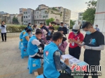青年志愿者正在服务。曹艺琳 摄 - Sc.Chinanews.Com.Cn