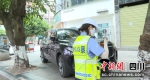 交警正在工作中。 李晓菊 摄 - Sc.Chinanews.Com.Cn