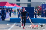 100米消防障碍跑比赛现场。四川消防供图 - Sc.Chinanews.Com.Cn