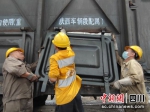铁路车辆段职工在安装新车门。 巫明攀 摄 - Sc.Chinanews.Com.Cn