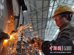 铁路车辆段职工在切割车辆破损配件。 巫明攀 摄 - Sc.Chinanews.Com.Cn