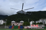 直升机升空前往灾区实施救援。李洪海摄 - Sc.Chinanews.Com.Cn