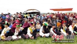 草原上身穿盛装的藏族群众。炉霍融媒供图 - Sc.Chinanews.Com.Cn