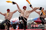 藏族群众跳起欢快的歌舞。炉霍融媒供图 - Sc.Chinanews.Com.Cn