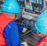 电力工人正在检查配电箱接线安全。王鸿飞摄 - Sc.Chinanews.Com.Cn