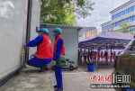 电力工人正在排查配电设施用电安全。王鸿飞摄 - Sc.Chinanews.Com.Cn