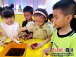 小朋友们学习制作冰粉。潘建勇摄 - Sc.Chinanews.Com.Cn