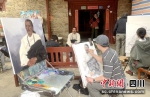 画家们在康巴汉子村开展创作。甘孜州文联供图 - Sc.Chinanews.Com.Cn