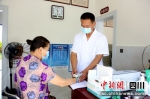 村民在村级卫生室测量血压等。马诗雨摄 - Sc.Chinanews.Com.Cn