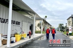 电力人员在移动方舱实验室外巡查。王艳摄 - Sc.Chinanews.Com.Cn