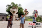 实践队员正在学习舞龙技艺。司苏阳摄 - Sc.Chinanews.Com.Cn
