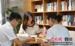 在“委员读书活动中心”，政协委员在读书学习。彭圣洲 摄 - Sc.Chinanews.Com.Cn