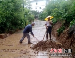 南充市南部县盘龙镇村民正在清理道路上的泥土。四川应急供图 - Sc.Chinanews.Com.Cn