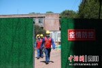 电力工人正在隔离点开展用电安全巡视工作。吴华羽 - Sc.Chinanews.Com.Cn