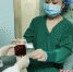 工作人员将复苏的脐带血交给医生用于移植。四川省脐血库供图 - Sc.Chinanews.Com.Cn
