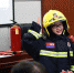 一名穿上消防战斗服的小朋友十分开心。德阳消防供图 - Sc.Chinanews.Com.Cn