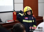 一名穿上消防战斗服的小朋友十分开心。德阳消防供图 - Sc.Chinanews.Com.Cn