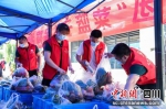 志愿者正在准备“惠民蔬菜包”。成都益民集团供图 - Sc.Chinanews.Com.Cn