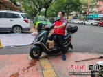唐林骑着电摩去帮助孙女士取药。成都轨道集团供图 - Sc.Chinanews.Com.Cn