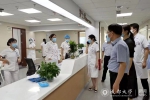 刘强带队慰问附属医院一线医务人员和退役军人 - 成都大学