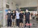 盗窃摩托车后到游泳池玩耍却被逮个正着。刘云涛 摄 - Sc.Chinanews.Com.Cn