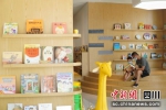 市民在留灯书屋中阅读。温江区委宣传部供图 - Sc.Chinanews.Com.Cn