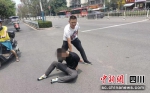 鞋子都跑掉了的犯罪嫌疑人张某被抓获。 刘云涛 摄 - Sc.Chinanews.Com.Cn