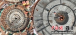 文峰污水处理厂，工人们正在抢抓沉淀池建设。樊俊 摄 - Sc.Chinanews.Com.Cn