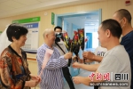 邻近病友为“新人”送上玫瑰。何佳林摄 - Sc.Chinanews.Com.Cn