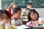 孩子们开心地吃着营养餐。百胜中国 供图 - Sc.Chinanews.Com.Cn