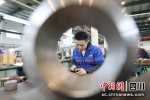 川南航天能源科技有限公司内工人正在打磨零部件。 杨尚威 摄 - Sc.Chinanews.Com.Cn