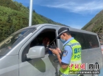 壤塘交警在酷暑中执勤。壤塘县委宣传部供图 - Sc.Chinanews.Com.Cn
