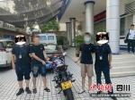 犯罪嫌疑人朱某和孟某指认抢劫车辆。刘云涛 摄 - Sc.Chinanews.Com.Cn