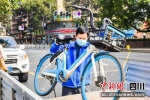 运维人员清运超量单车。 - Sc.Chinanews.Com.Cn