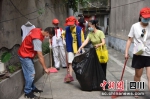 鼓楼南街大扫除现场。青羊融媒 供图 - Sc.Chinanews.Com.Cn