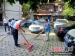少城街道发动志愿者开展大扫除。青羊融媒 供图 - Sc.Chinanews.Com.Cn