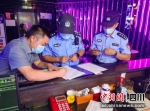 民警到KTV检查。 蒋波 摄 - Sc.Chinanews.Com.Cn