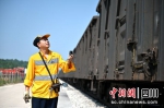 铁路工作人员检查装载电煤车辆的连挂状态。 邓文鑫 摄 - Sc.Chinanews.Com.Cn