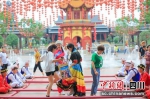 游客在方特参加互动节目。 江油市委宣传部供图 - Sc.Chinanews.Com.Cn
