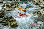 游客在青龙峡体验漂流。 江油市委宣传部供图 - Sc.Chinanews.Com.Cn