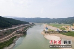 远眺修建中的嘉陵江特大桥。胡凯 摄 - Sc.Chinanews.Com.Cn