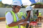 工人们冒着酷暑作业。胡凯 摄 - Sc.Chinanews.Com.Cn