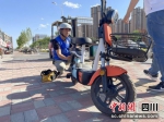 道路救援服务人员维修故障电动车。 - Sc.Chinanews.Com.Cn