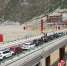 川藏交界金沙江大桥上排队等待的车辆。甘孜州委宣传部供图 - Sc.Chinanews.Com.Cn