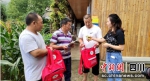 群众收到暖心应急救援包。汶川县委宣传部供图 - Sc.Chinanews.Com.Cn