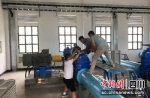 水厂工人加班加点(富顺融媒 供图) - Sc.Chinanews.Com.Cn
