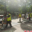 志愿者们开展道路清扫、自行车规范停放等工作。 - Sc.Chinanews.Com.Cn