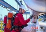 员工正在维护设备。刘滢 摄 - Sc.Chinanews.Com.Cn